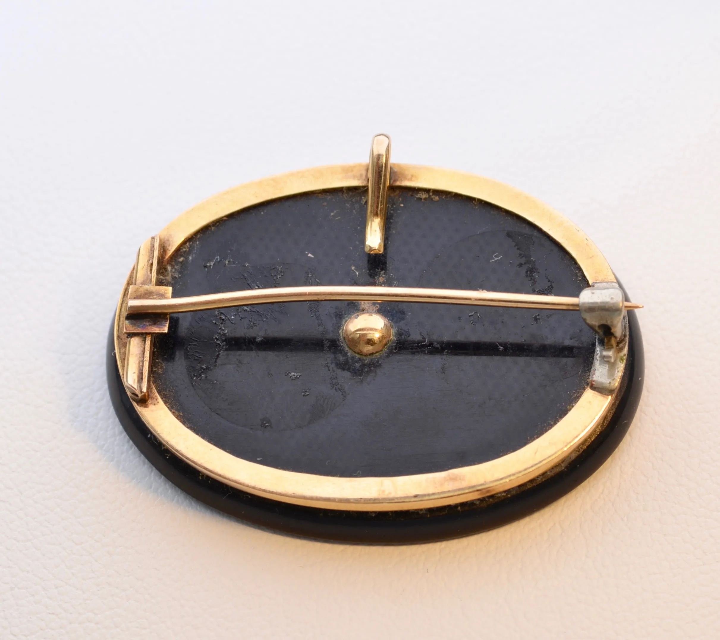 14K yellow gold onyx brooch with seed pearls