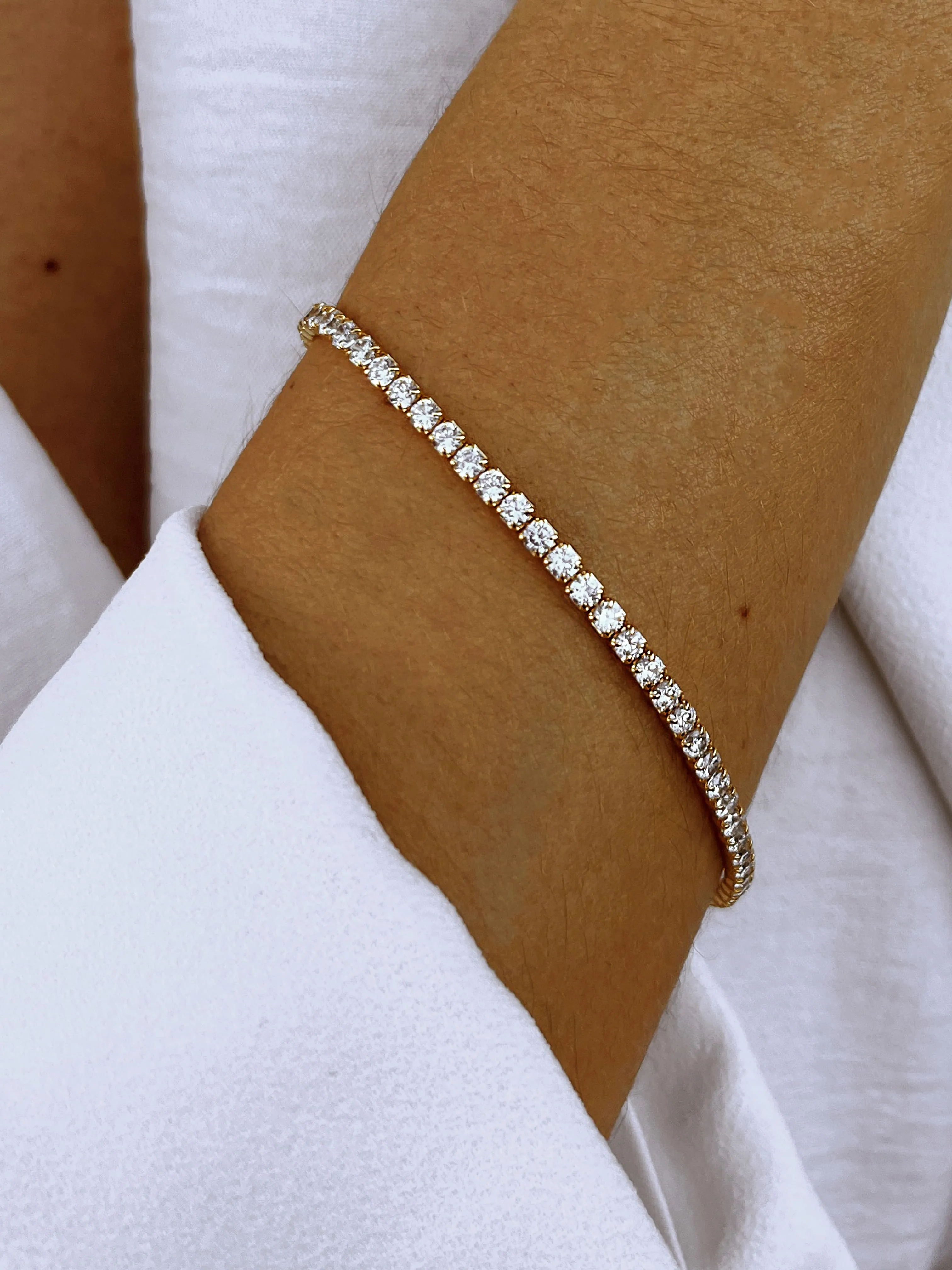 Gold bracelet 18k yellow gold assembled with zirconium oxide