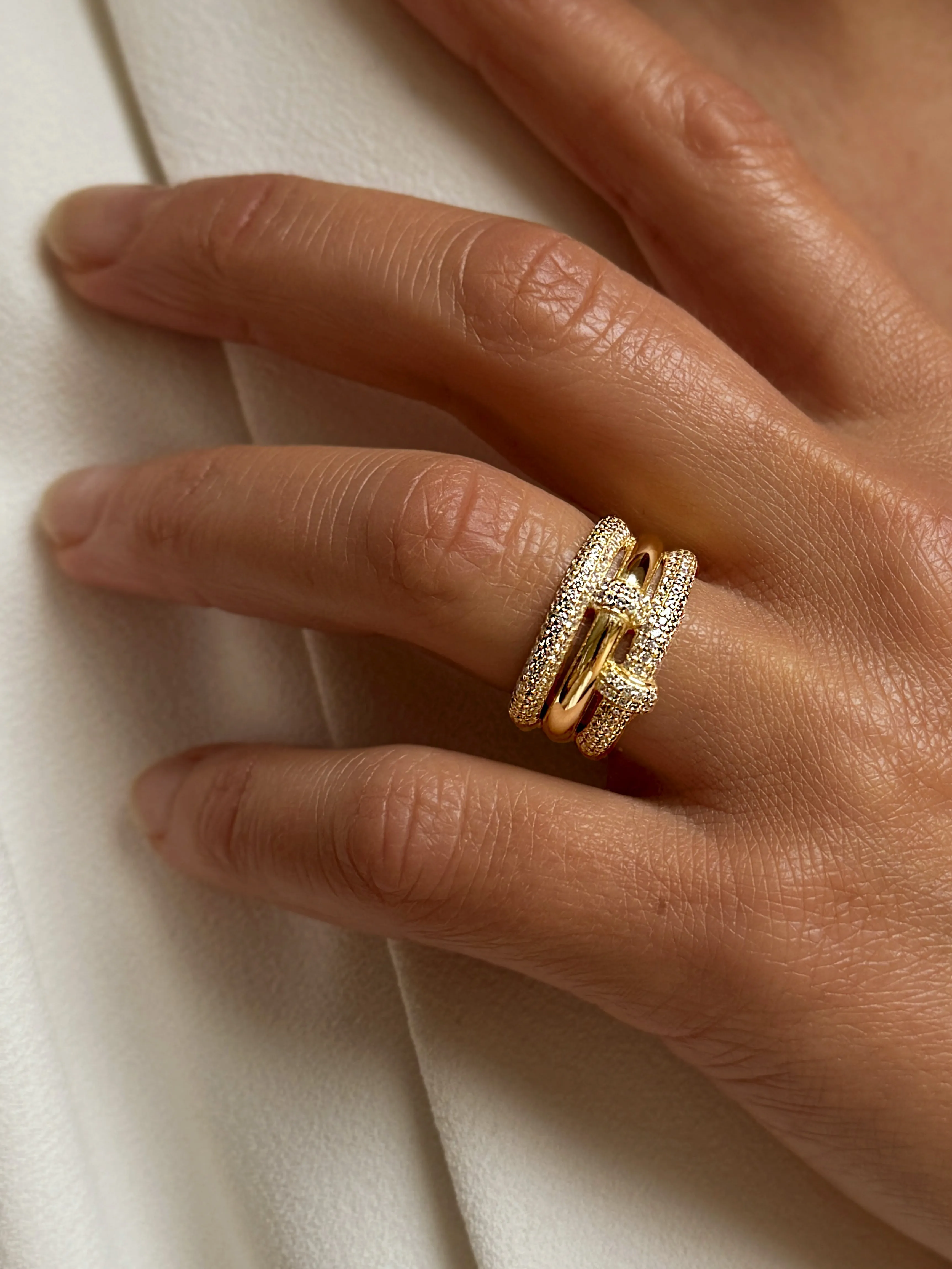 Gold ring 18k yellow gold assembled with zirconium oxide