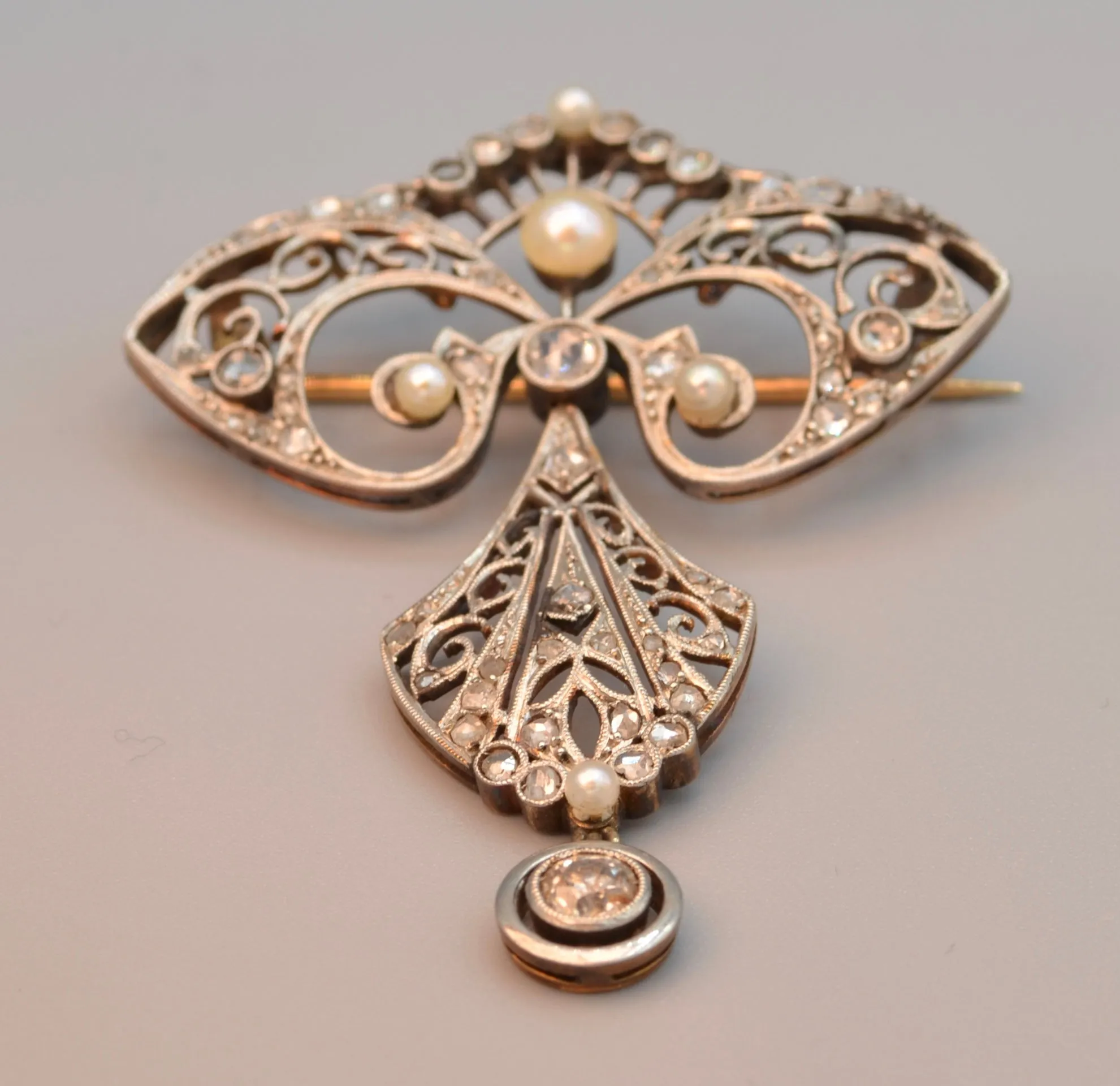 Platinum/18K Antique brooch set with rose-cut diamonds and natural pearls, ca. 1900