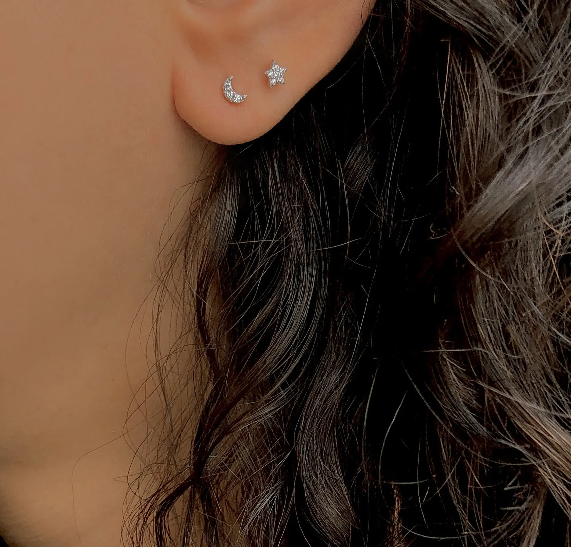Rhodium plated 925 silver earrings assembled with white zirconium oxide