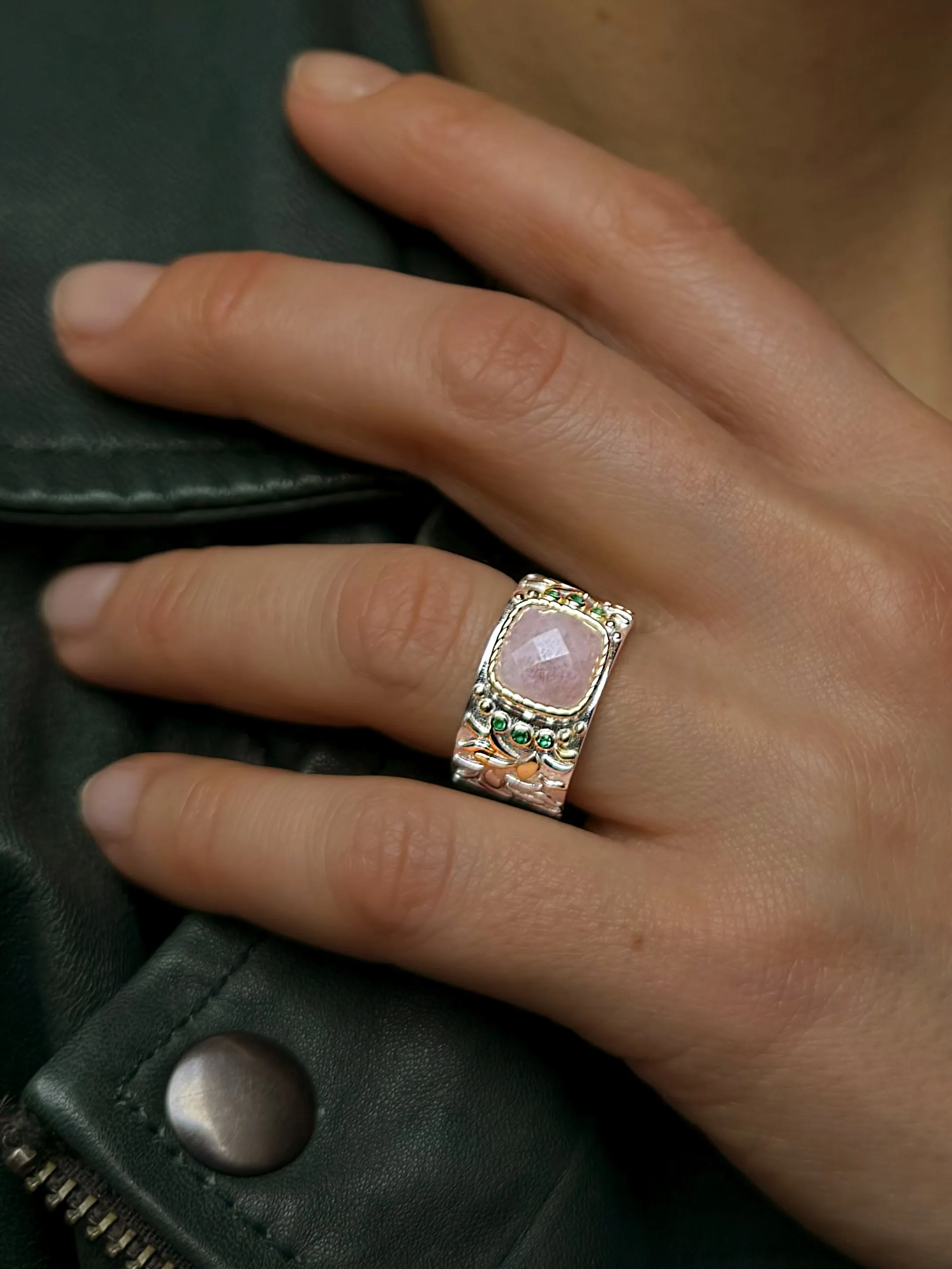 Ring in 925 Silver plated with Silver and 18k Yellow Gold and assembled with Rose Quartz and Emerald Zirconium Oxide