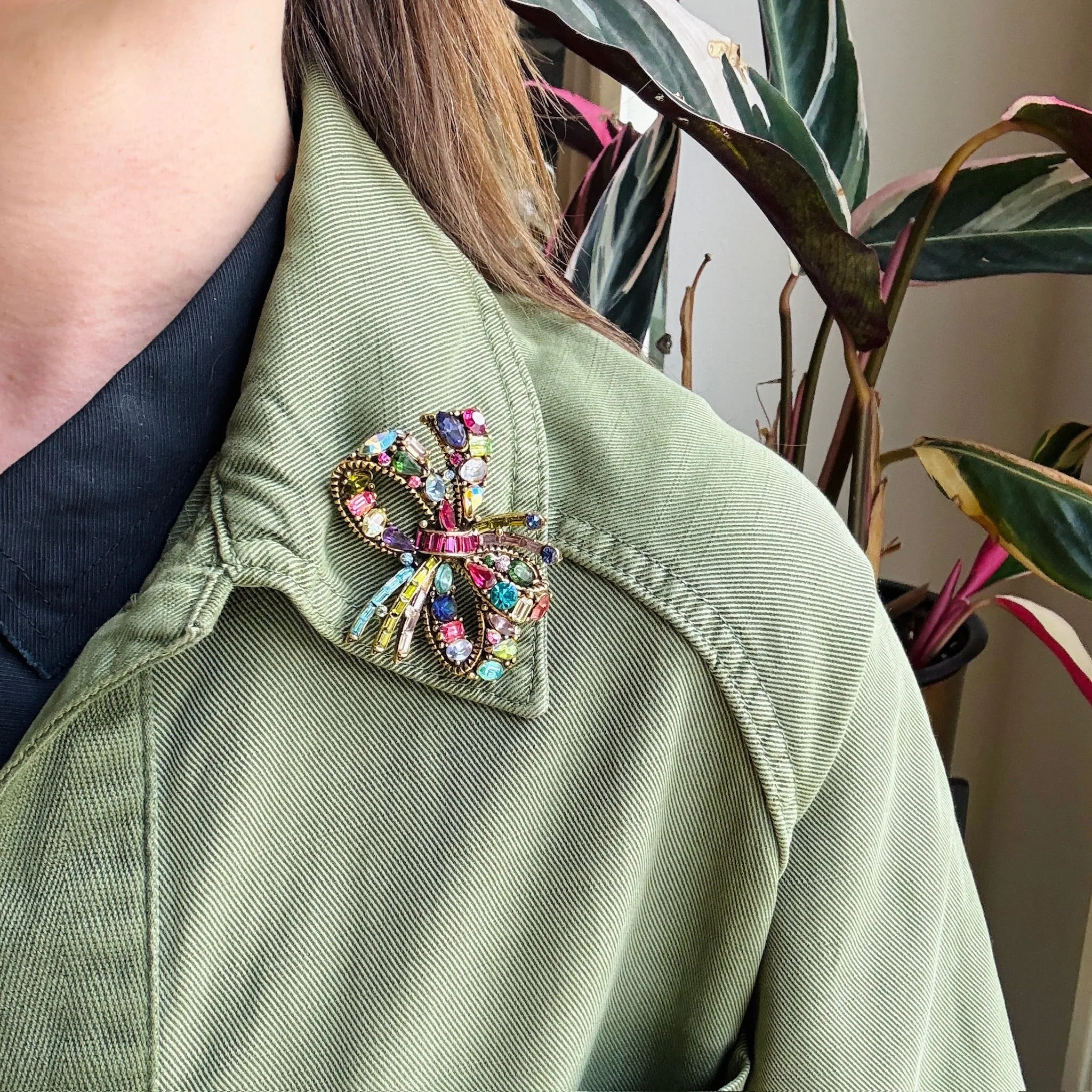 Sassy Jewel-Tone Hollycraft Bow Brooch